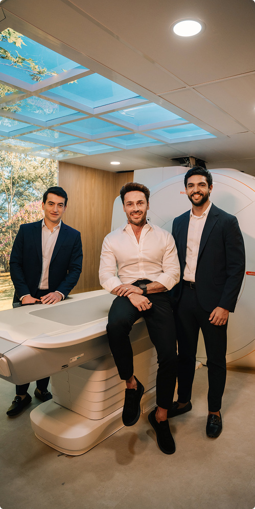 Médico especialista analisando exames em tablet